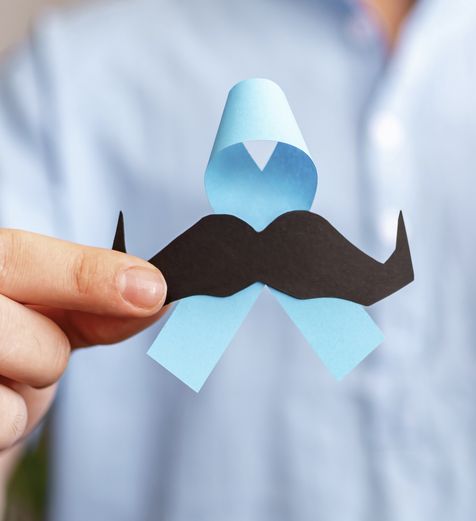homme avec ruban bleu pour la lutte contre le cancer de la prostate