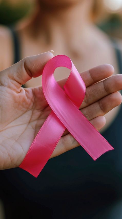 main avec ruban rose contre le cancer du sein