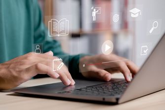 Personne devant un ordinateur avec des icônes illustrant des supports pédagogiques de type vidéo, e-learning, questionnaire