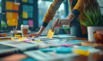 Personne collant des post-it pour organiser des idées, symbolisant les parcours de formation personnalisés et innovants créés par Phosphore Santé
