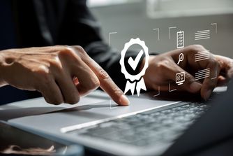 Délégué médical devant un ordinateur réussissant avec succès son évaluation certifiante