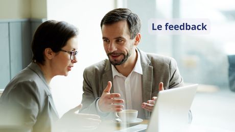 Une conversation entre deux personnes, où l’une donne un feedback et l’autre le reçoit