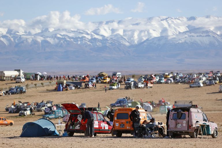 équipage 4L trophy et vue sur l'atlas