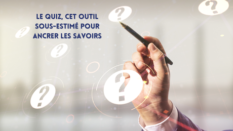 main écrivant des questions, avec des points d'interrogation